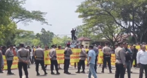 Dua Kubu Demo Soal Alih Fungsi Lahan Sawah di Teluknaga