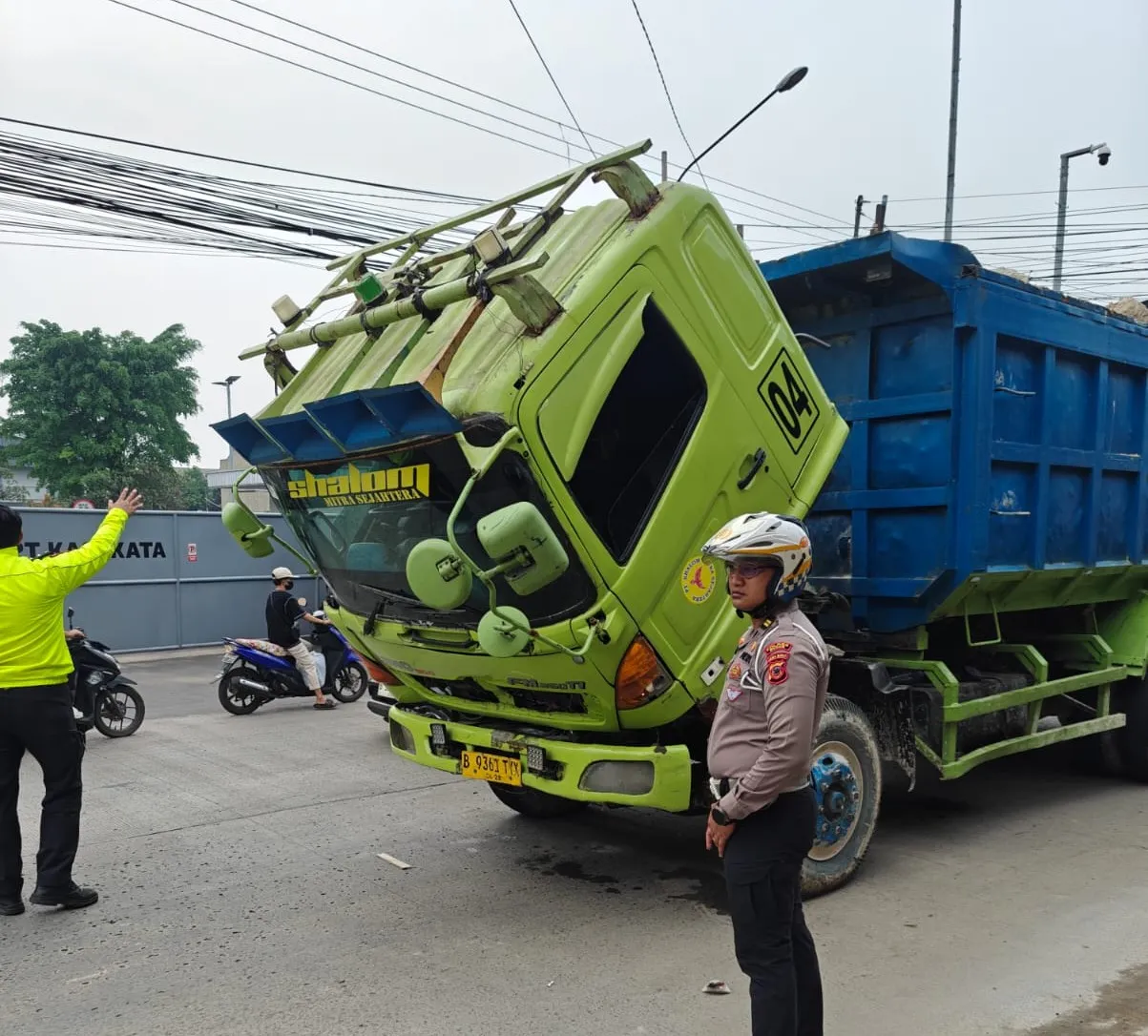 Respon Cepat Kapolsek Citeureup Urai Kemacetan Parah Akibat Dump Truck Mogok
