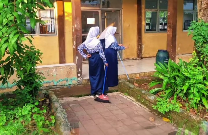 Kegiatan Bersih Lingkungan SMPN 5 Karawang Barat Wujudkan Sekolah Asri