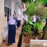 Kegiatan Bersih Lingkungan SMPN 5 Karawang Barat Wujudkan Sekolah Asri