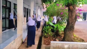 Kegiatan Bersih Lingkungan SMPN 5 Karawang Barat Wujudkan Sekolah Asri