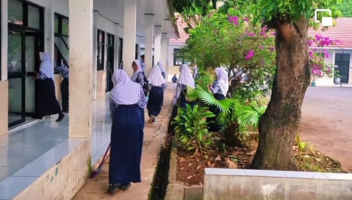 Kegiatan Bersih Lingkungan SMPN 5 Karawang Barat Wujudkan Sekolah Asri