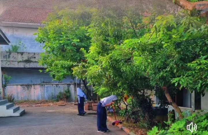 Kegiatan Bersih Lingkungan SMPN 5 Karawang Barat Wujudkan Sekolah Asri