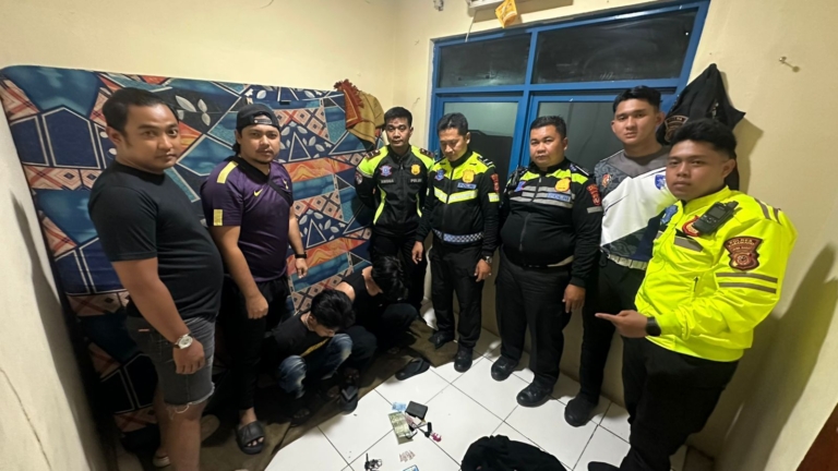 Razia Helm Satlantas Polres Karawang Berujung Tangkap Pengedar Sabu di Bundaran Ciplaz