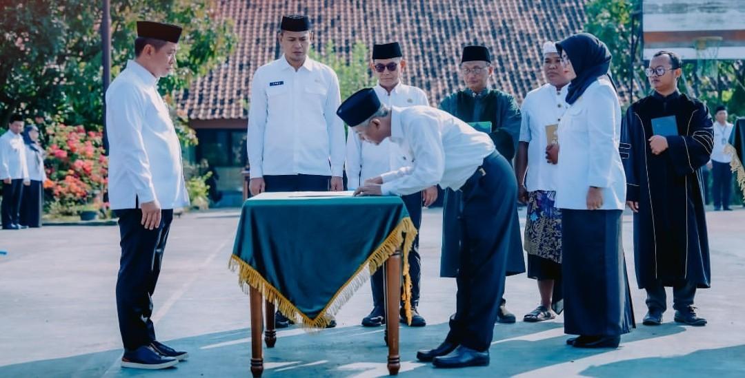 PELANTIKAN KEPALA SEKOLAH KARAWANG 2026: 364 ASN Resmi Dikukuhkan, Bupati Aep Tegaskan Integritas Pendidikan PELANTIKAN KEPALA SEKOLAH KARAWANG 2026