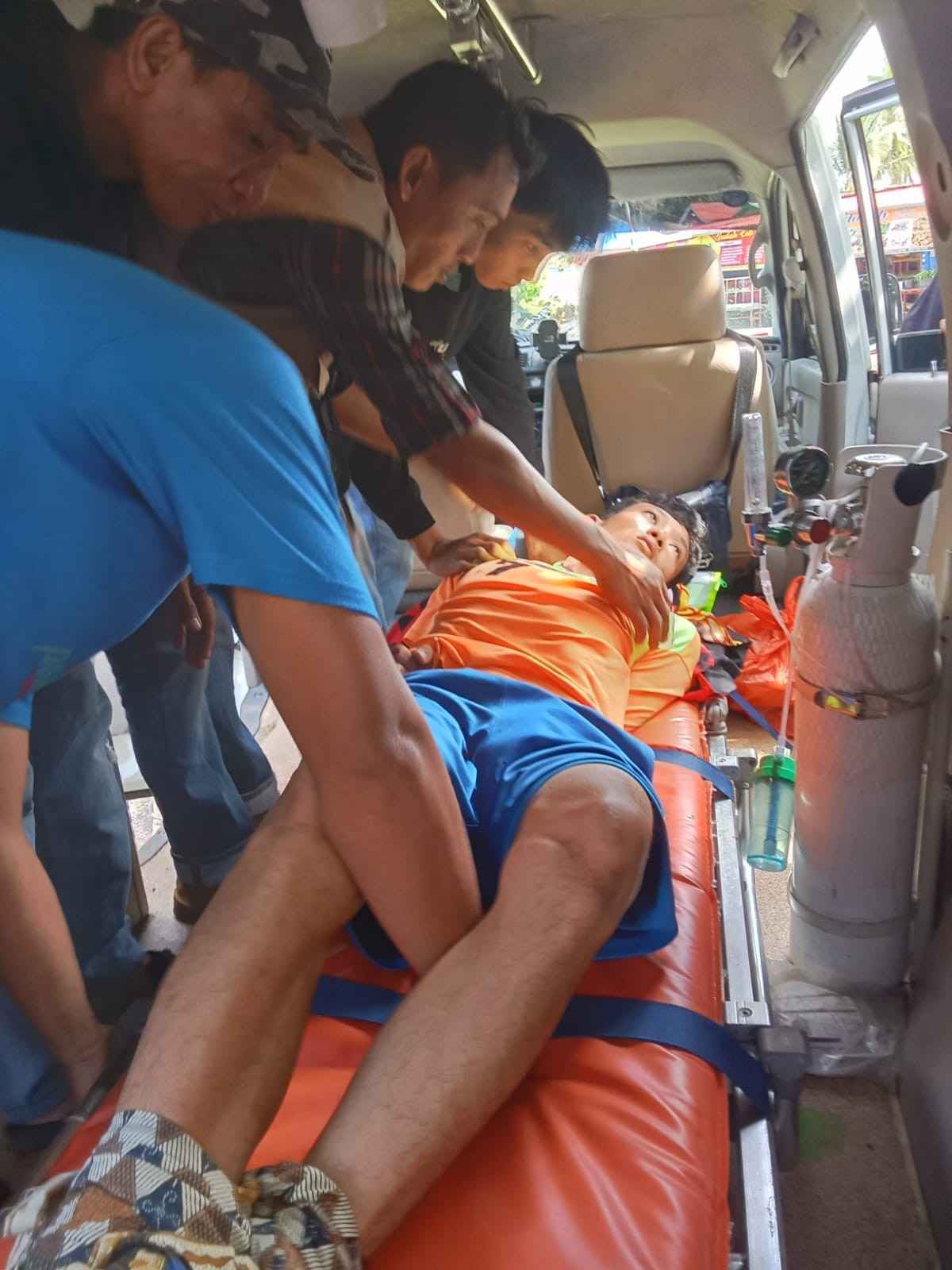 DRAMATIS! EVAKUASI ODGJ KAUR MENGAMUK, TRC DMF Langgar Tarbiyah Bergerak Cepat Evakuasi ke RSKJ Bengkulu EVAKUASI ODGJ KAUR MENGAMUK, TRC DMF Langgar Tarbiyah Bergerak Cepat Evakuasi ke RSKJ Bengkulu