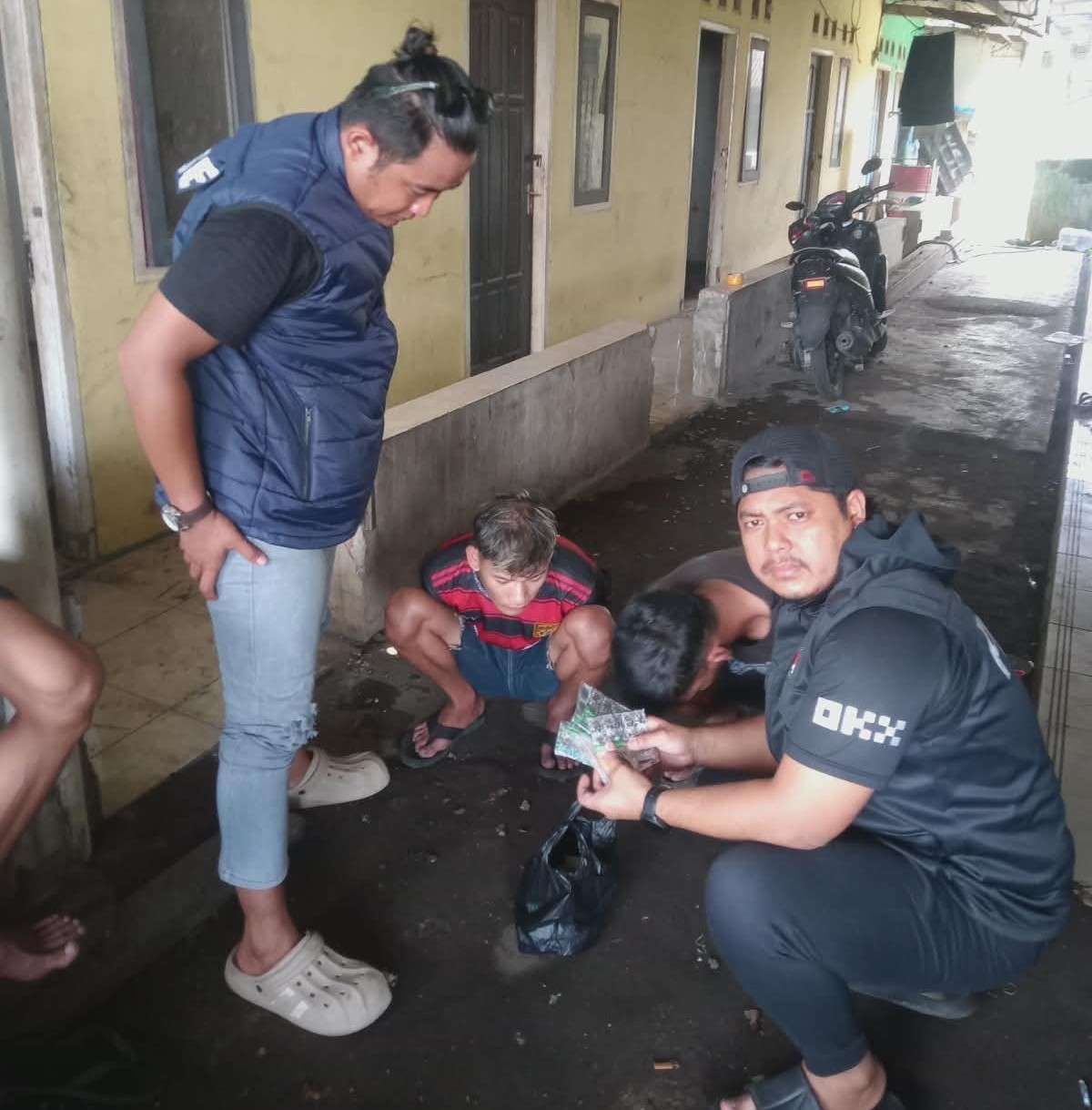 Polres Karawang Ringkus 2 Pengedar Obat Keras Terlarang di Purwasari