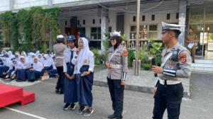 Satlantas Polres Karawang Gelar Police Goes to School di SMPN 5 Karawang Barat