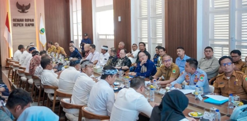 Pemprov Jabar Koordinasi dengan Pemkab Karawang dan Pelaku Usaha terkait Penataan Tambang dan Kabel Udara
