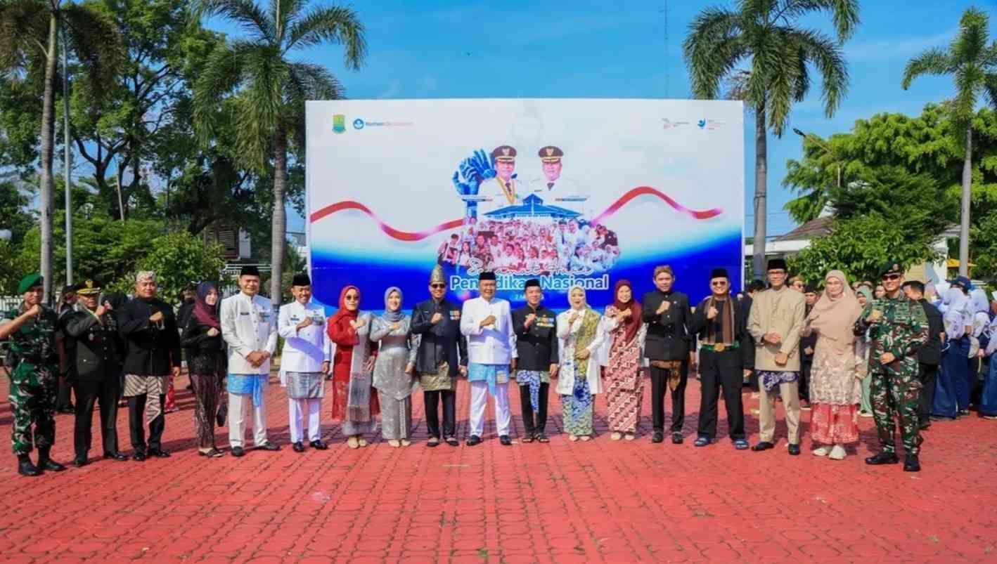 Upacara Hari Pendidikan Nasional Karawang 2026, Ketua DPRD Karawang Hadir Bersama Istri