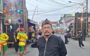 Kontingen Karawang tampil dalam Kirab Mahkota Binokasih 2026 dengan budaya khas Sunda