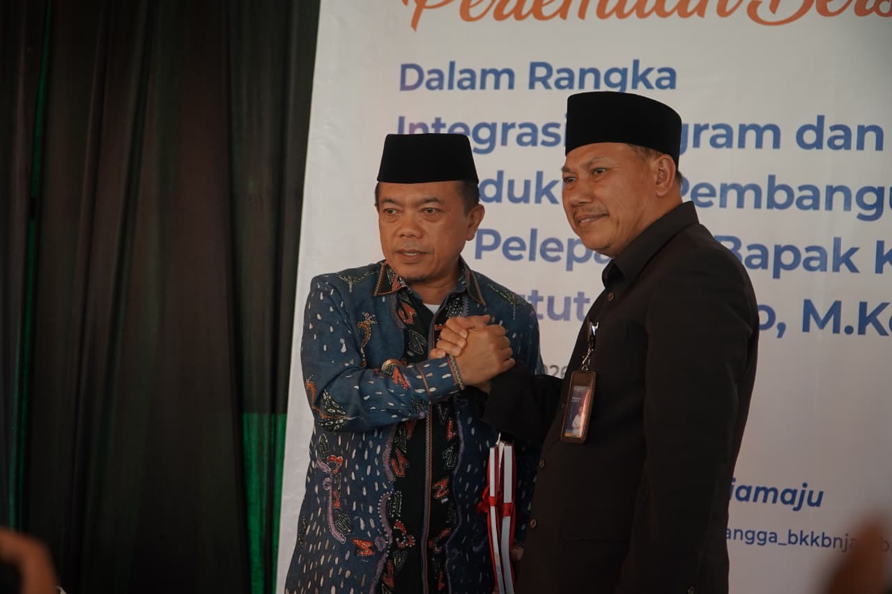 Gubernur Al Haris Lepas Kepala BKKBN Jambi Putut Riyatno Purna Tugas, Apresiasi Peran Besar Tekan Stunting Gubernur Al Haris dan Putut Riyatno pada acara pelepasan Kepala BKKBN Provinsi Jambi