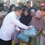Gubernur Al Haris menyerahkan bantuan korban banjir di Sarolangun