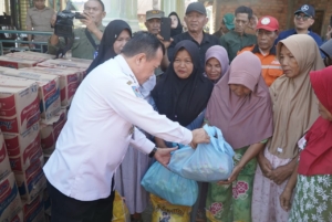 Gubernur Al Haris menyerahkan bantuan korban banjir di Sarolangun