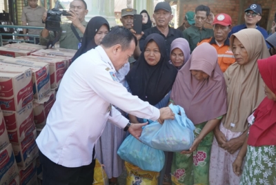 Gubernur Al Haris menyerahkan bantuan korban banjir di Sarolangun