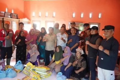 Gubernur Al Haris menyerahkan bantuan kepada korban banjir di Merangin dan Sarolangun