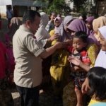 Gubernur Al Haris saat menyerahkan bantuan kepada korban banjir Desa Selango Merangin