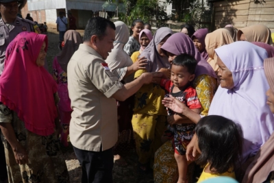 Gubernur Al Haris saat menyerahkan bantuan kepada korban banjir Desa Selango Merangin