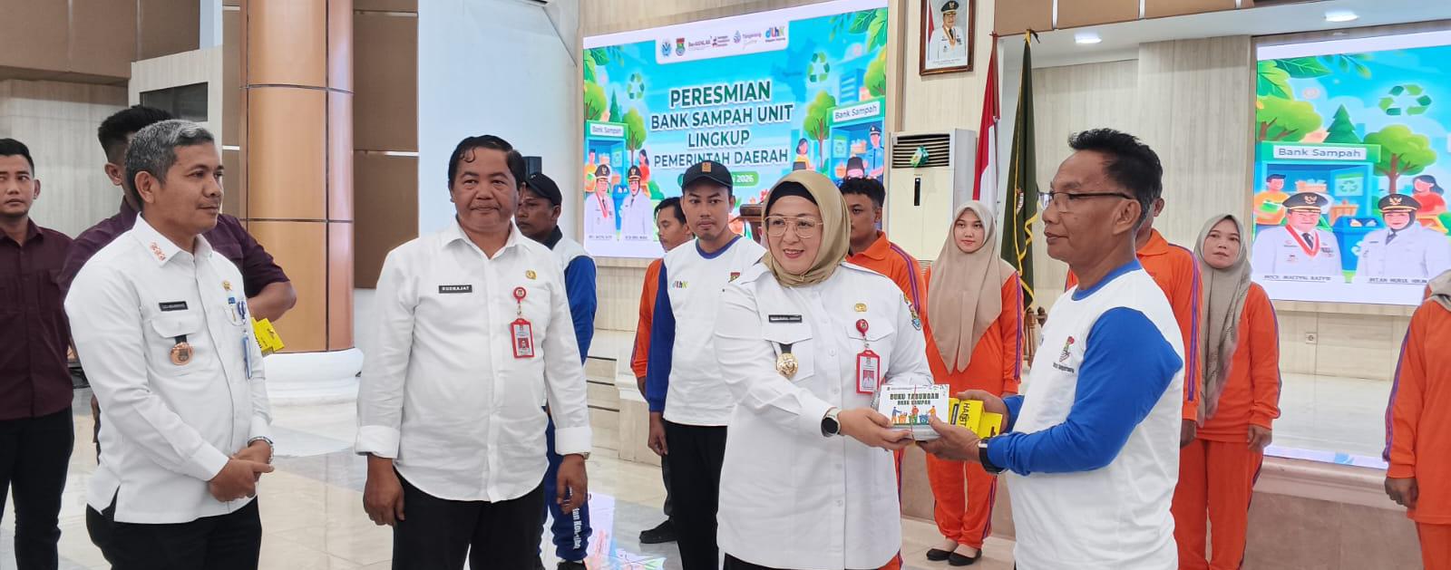 Wabup Tangerang Intan Nurul Hikmah Resmikan Bank Sampah Unit Pemda Wabup Tangerang Intan Nurul Hikmah Resmikan Bank Sampah Unit Pemda