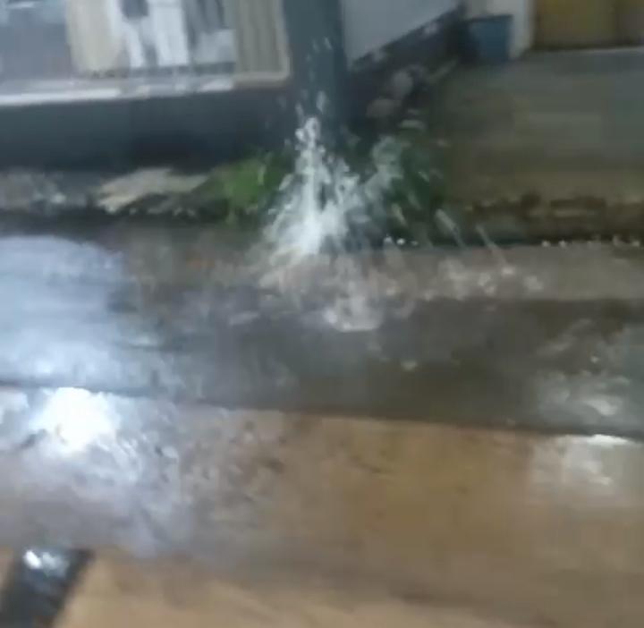 Bahaya Maut Mengintai, Jalan di Pasar Kemis Mendadak Jadi Kolam Renang Bahaya Maut Mengintai, Jalan di Pasar Kemis Mendadak Jadi Kolam Renang