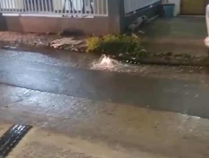 Pipa Bocor Biang Kerok Jalan Licin di Cilongok Pasar Kemis, Warga: Jangan Tunggu Ada Korban Pipa Bocor Biang Kerok Jalan Licin di Cilongok Pasar Kemis, Warga: Jangan Tunggu Ada Korban