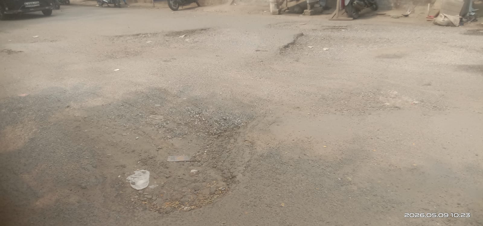 Jalan Berlubang di Kampung Picung Bikin Ojol Ngeluh, Minta Pemkab Tangerang Gercep