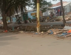Pedagang terdampak penertiban bangunan liar di Kampung Cilongok Pasar Kemis