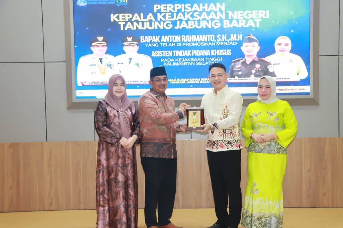 Pemkab Tanjab Barat Lepas Kajari Anton Rahmanto yang Dipromosikan ke Kejati Kalsel Malam perpisahan Kajari Tanjab Barat Anton Rahmanto bersama Forkopimda dan Pemkab Tanjab Barat