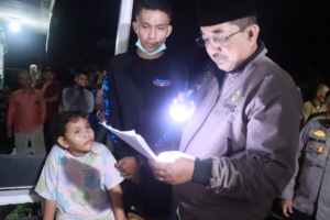 Bupati Anwar Sadat saat meninjau lokasi kebakaran di Teluk Nilau Kecamatan Pengabuan