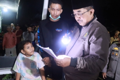 Bupati Anwar Sadat saat meninjau lokasi kebakaran di Teluk Nilau Kecamatan Pengabuan