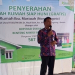 Menteri ATR BPN Nusron Wahid menyerahkan sertifikat tanah kepada Lemhannas RI