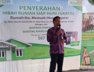 Menteri ATR BPN Nusron Wahid menyerahkan sertifikat tanah kepada Lemhannas RI