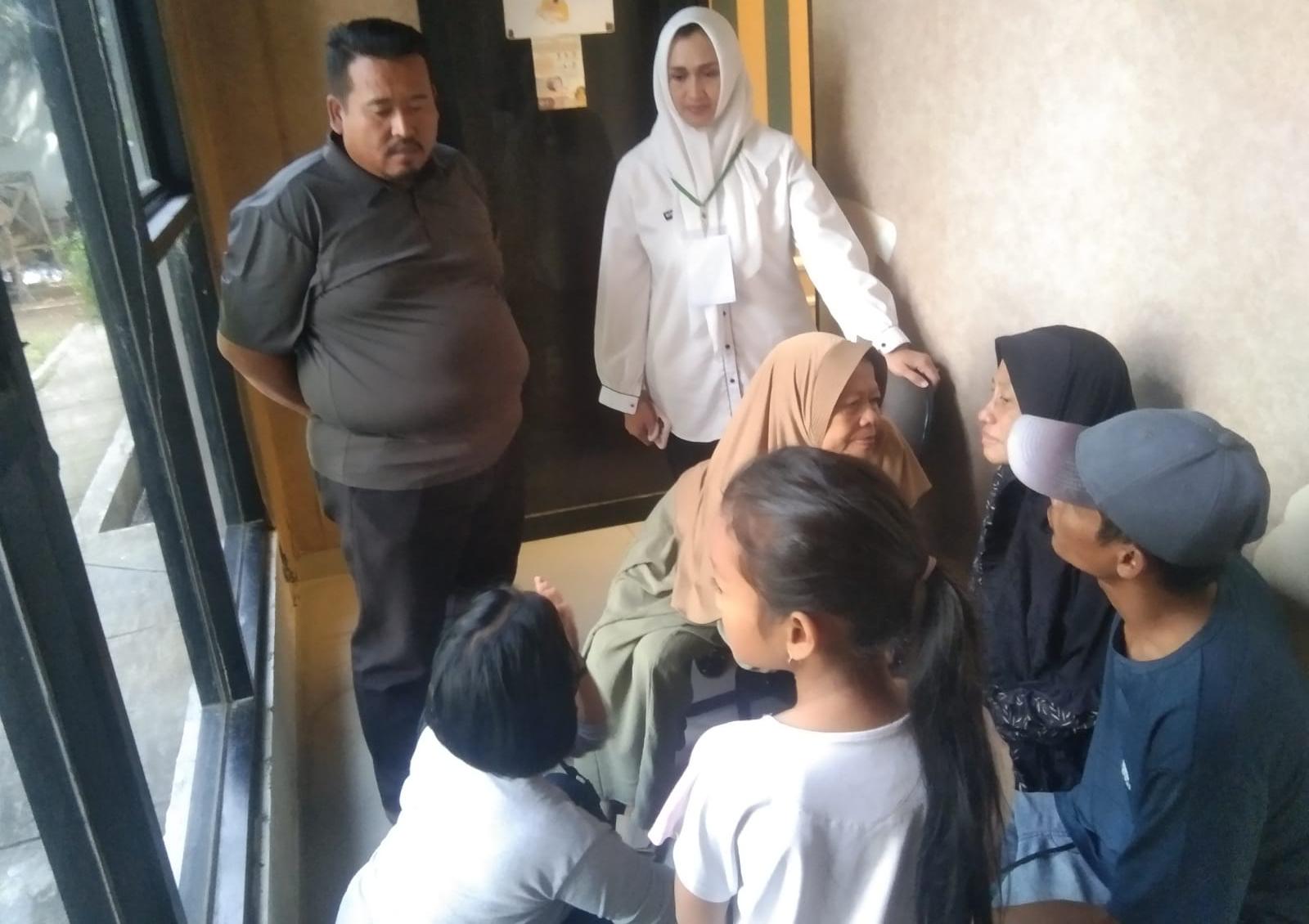 Tangis Haru Pecah di Mauk: Saefi Akhirnya Bertemu Ibunda yang Hilang Tangis Haru Pecah di Mauk: Saefi Akhirnya Bertemu Ibunda yang Hilang