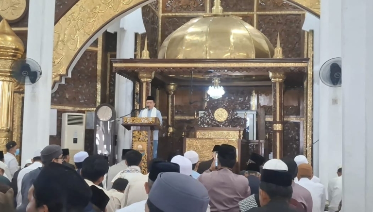 Gubernur Al Haris Sholat Idul Adha di Masjid Agung Al Falah