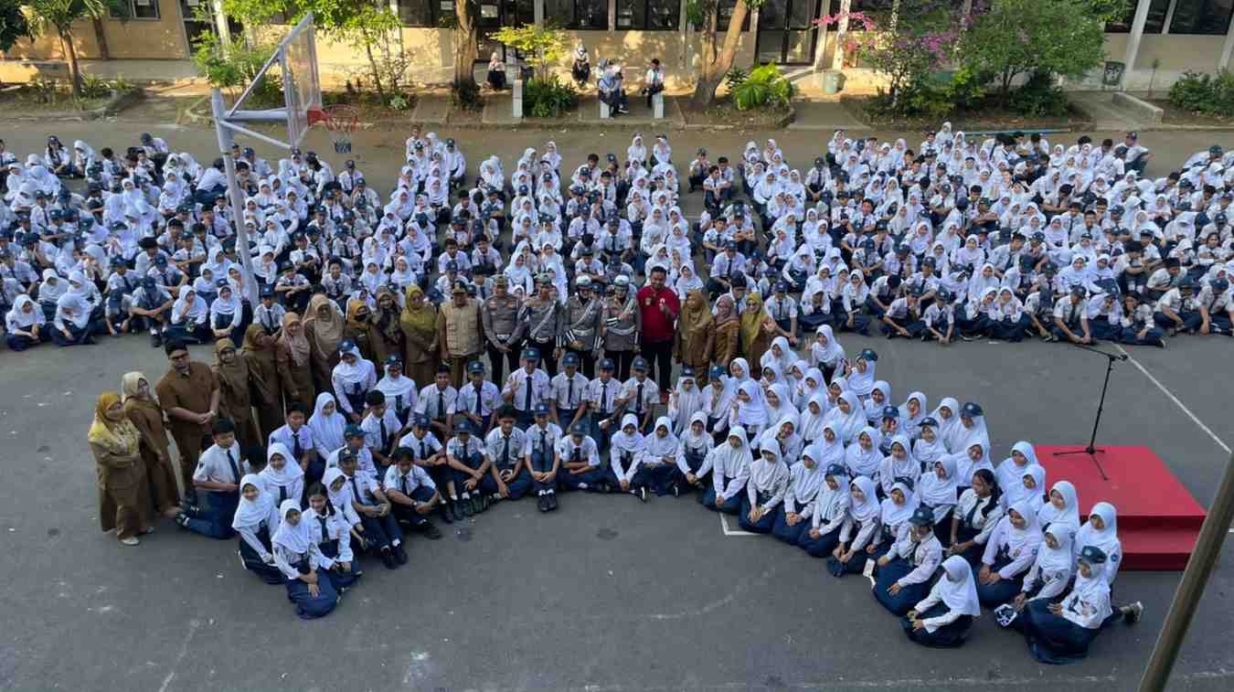 Satlantas Polres Karawang Gelar Police Goes to School di SMPN 5 Karawang Barat