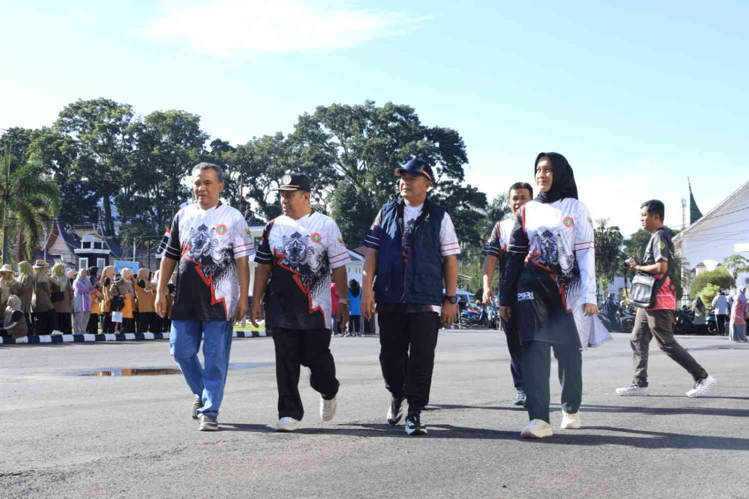 Meriah! Ribuan Guru Pasaman Ikuti Gerak Jalan Hardiknas 2026, Dilepas Bupati Welly Suheri Ribuan Guru Pasaman Ikuti Gerak Jalan Hardiknas 2026, Dilepas Bupati Welly Suheri