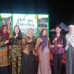 Hj Hesnidar Haris saat menghadiri Pekan Budaya Sarolangun di TMMJ Jambi