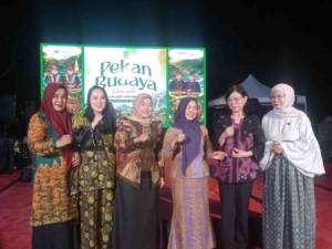 Hj Hesnidar Haris saat menghadiri Pekan Budaya Sarolangun di TMMJ Jambi