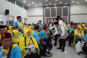 Gubernur Al Haris saat melepas kloter pertama jemaah haji Provinsi Jambi 2026