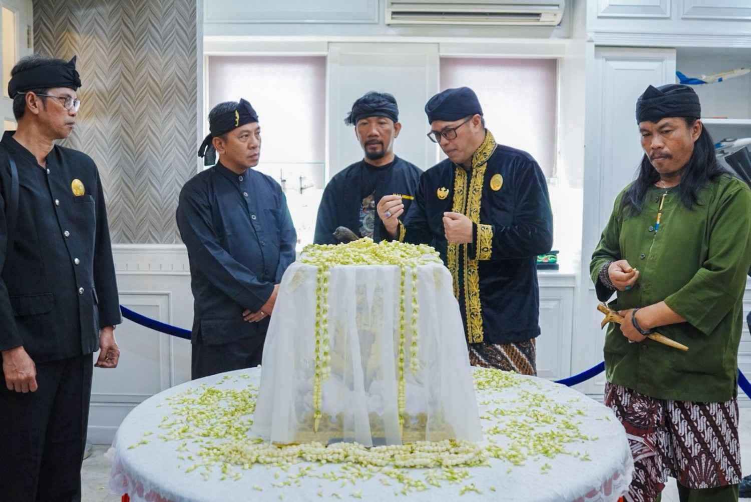 Mahkota Binokasih Tiba di Karawang Jelang Kirab Tatar Sunda