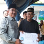 Bupati Anwar Sadat meninjau lokasi kebakaran Teluk Nilau dan menyerahkan bantuan kepada korban