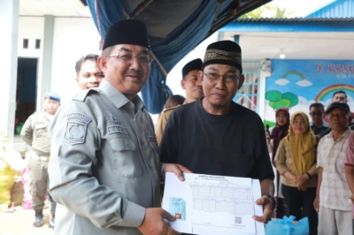 Bupati Anwar Sadat meninjau lokasi kebakaran Teluk Nilau dan menyerahkan bantuan kepada korban