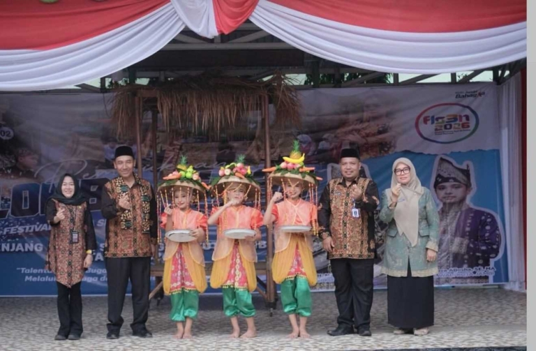 Penampilan tari Mujuk Padi Bunting SDN 66 Kota Jambi di FLS3N Kota Jambi