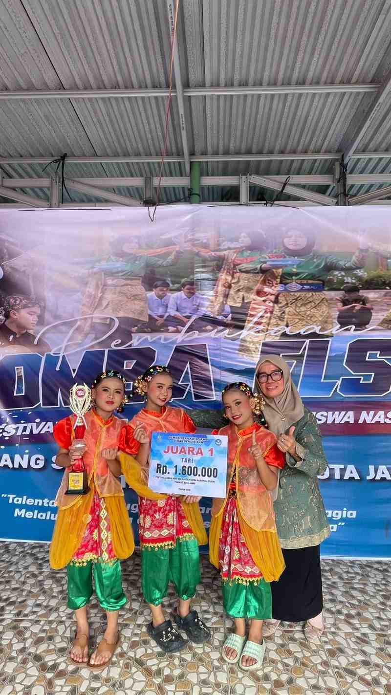 Penampilan tari Mujuk Padi Bunting SDN 66 Kota Jambi di FLS3N Kota Jambi