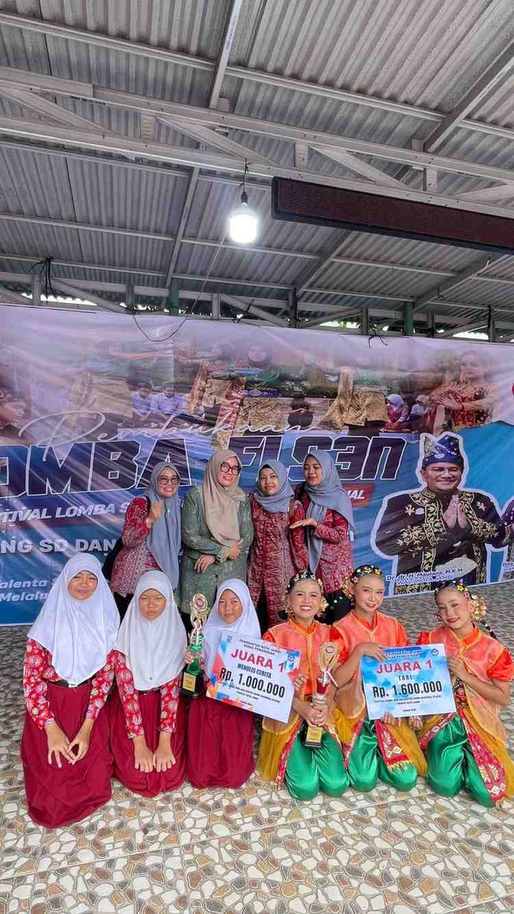 Penampilan tari Mujuk Padi Bunting SDN 66 Kota Jambi di FLS3N Kota Jambi