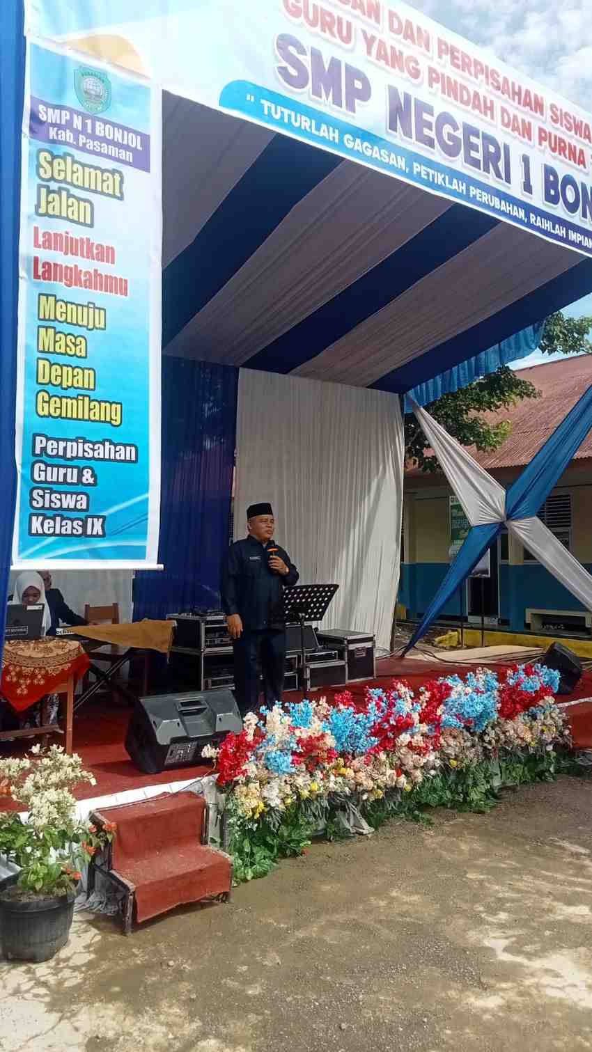 Perpisahan siswa kelas IX SMPN 1 Bonjol dan pelepasan guru purnabakti di Kabupaten Pasaman