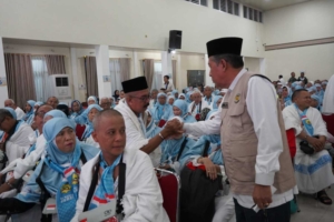 Wagub Abdullah Sani melepas Jamaah Calon Haji Kloter BTH 20 asal Jambi di Asrama Haji