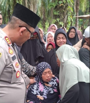Kapolsek Torgamba melayat rumah duka korban penusukan di Labusel