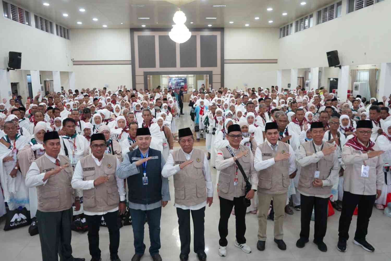 Wagub Abdullah Sani melepas Jamaah Calon Haji Kloter BTH 21 asal Provinsi Jambi