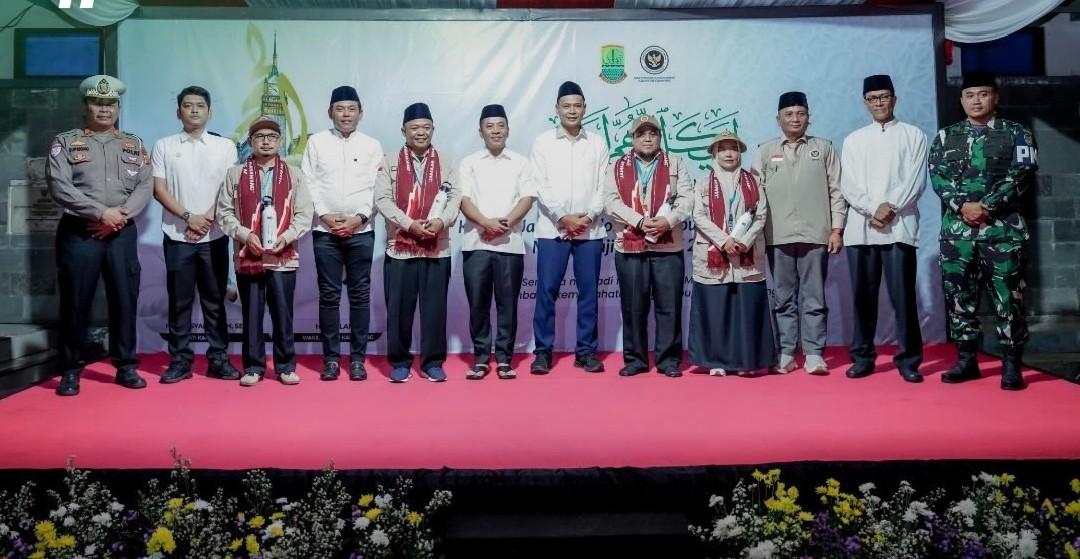 445 Jemaah Haji Kloter 16 Karawang Resmi Diberangkatkan, Bupati Aep Pesan Jaga Kesehatan Pelepasan jemaah haji Kloter 16 Karawang oleh Bupati Aep Syaepuloh